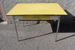 Table en formica Jaune