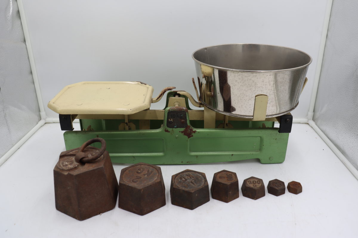 Ancienne balance avec poids – Image 1