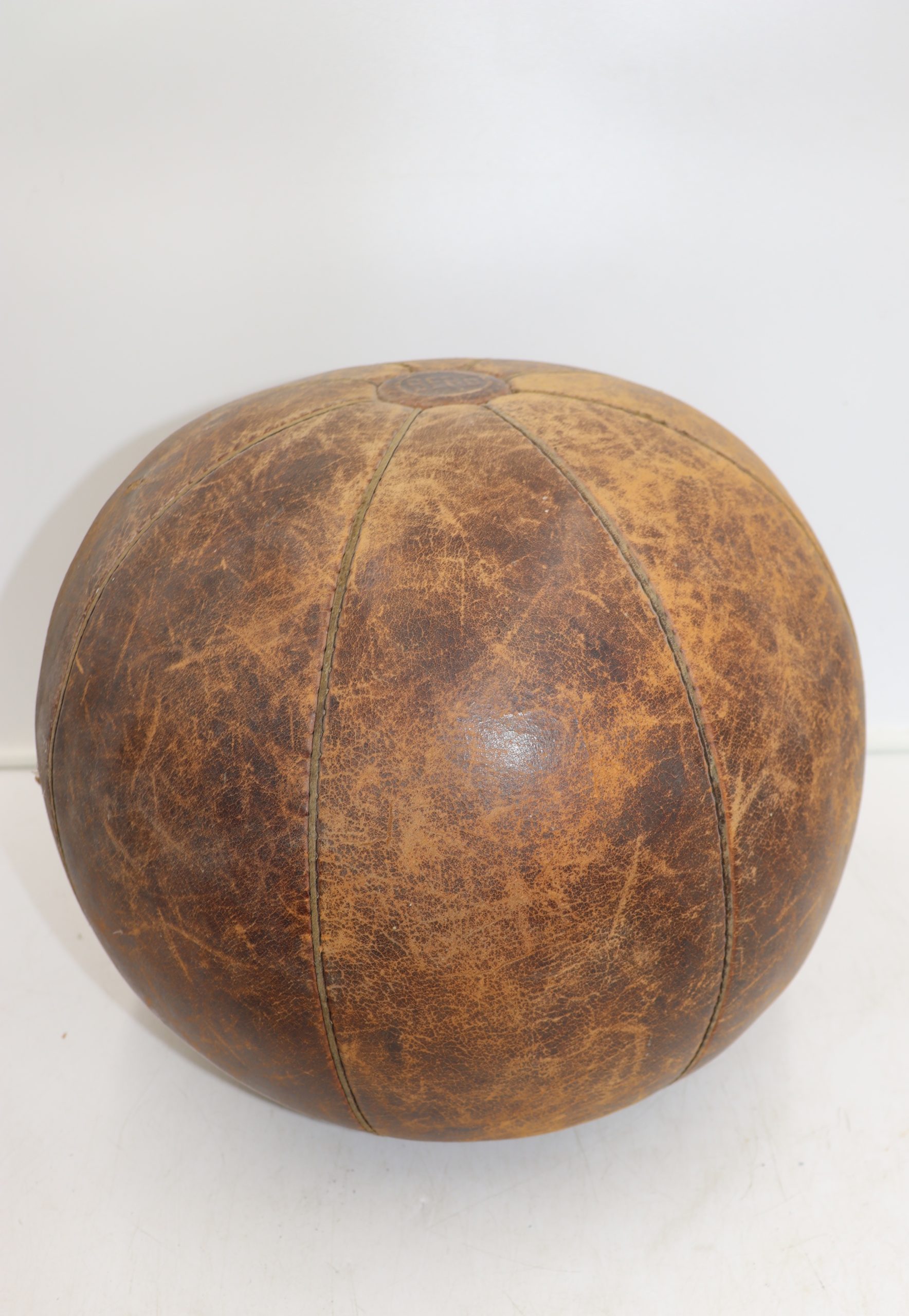 Ballon de médecine en cuir, Tchécoslovaquie, années 1930 | €420