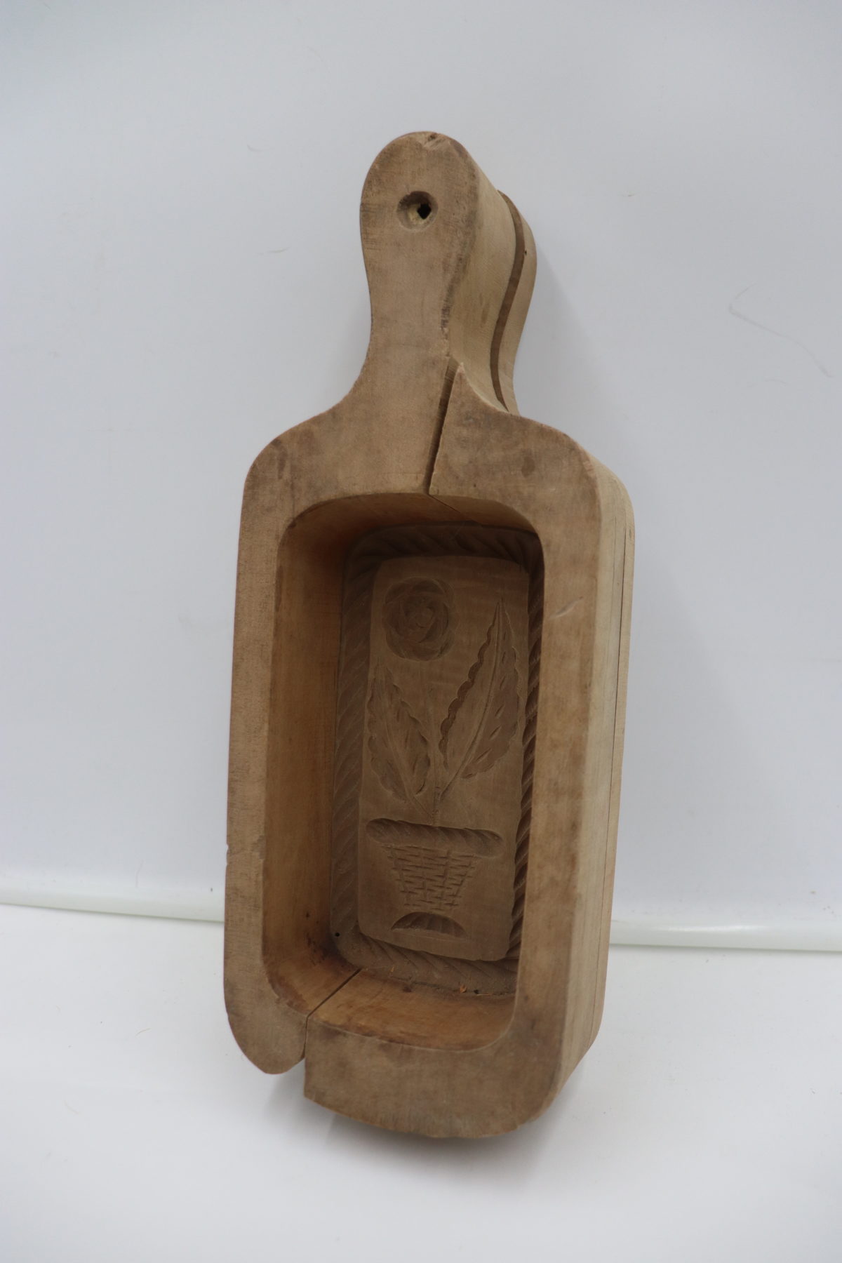 Ancien beurrier en bois / rose – Image 1