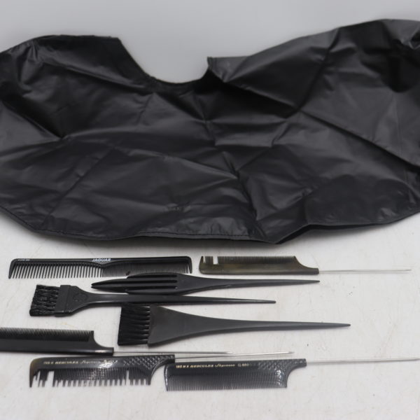 Lot pour la coiffure / peignes et tablier