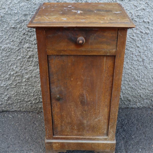 Table de nuit à restaurer