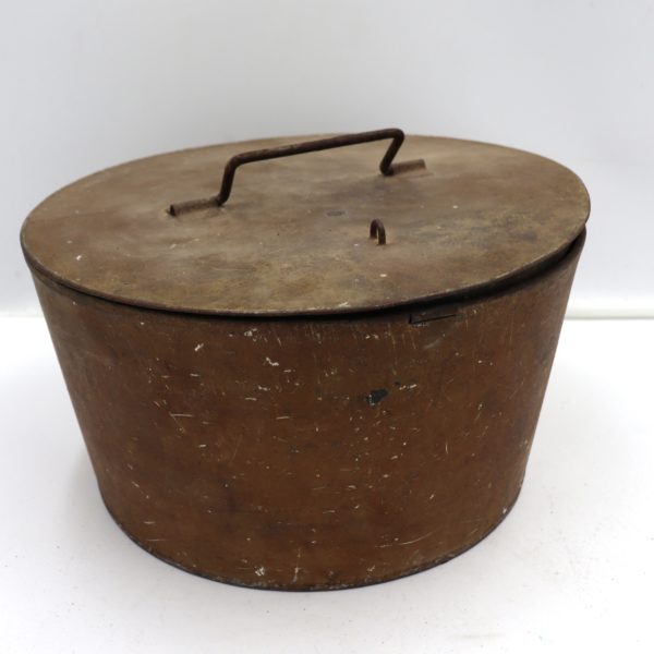 Boîte ancienne avec couvercleen métal