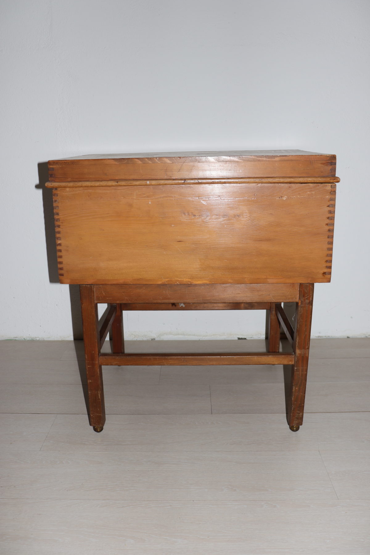 Coffre en bois sur roulettes – Image 1