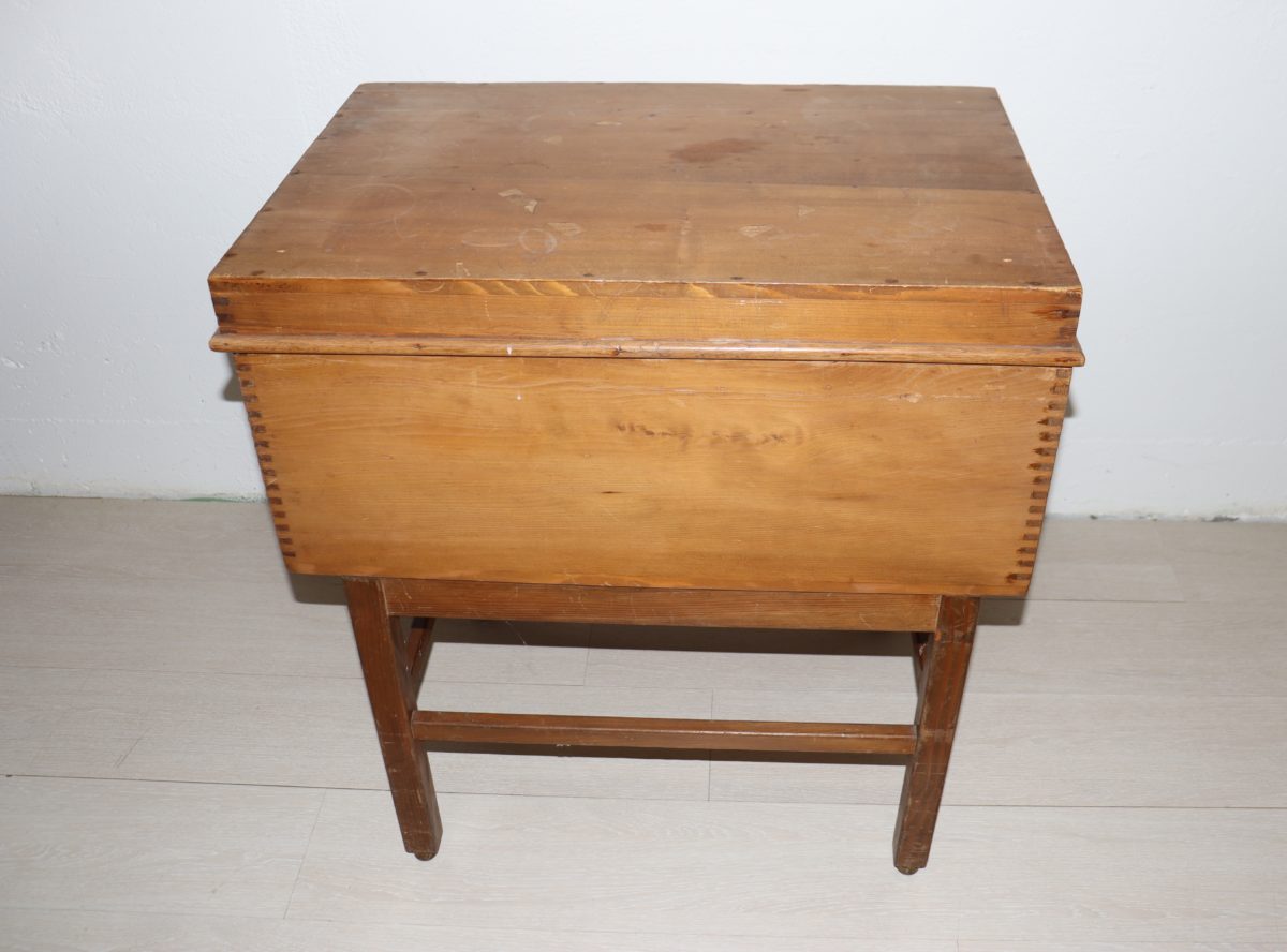 Coffre en bois sur roulettes – Image 2
