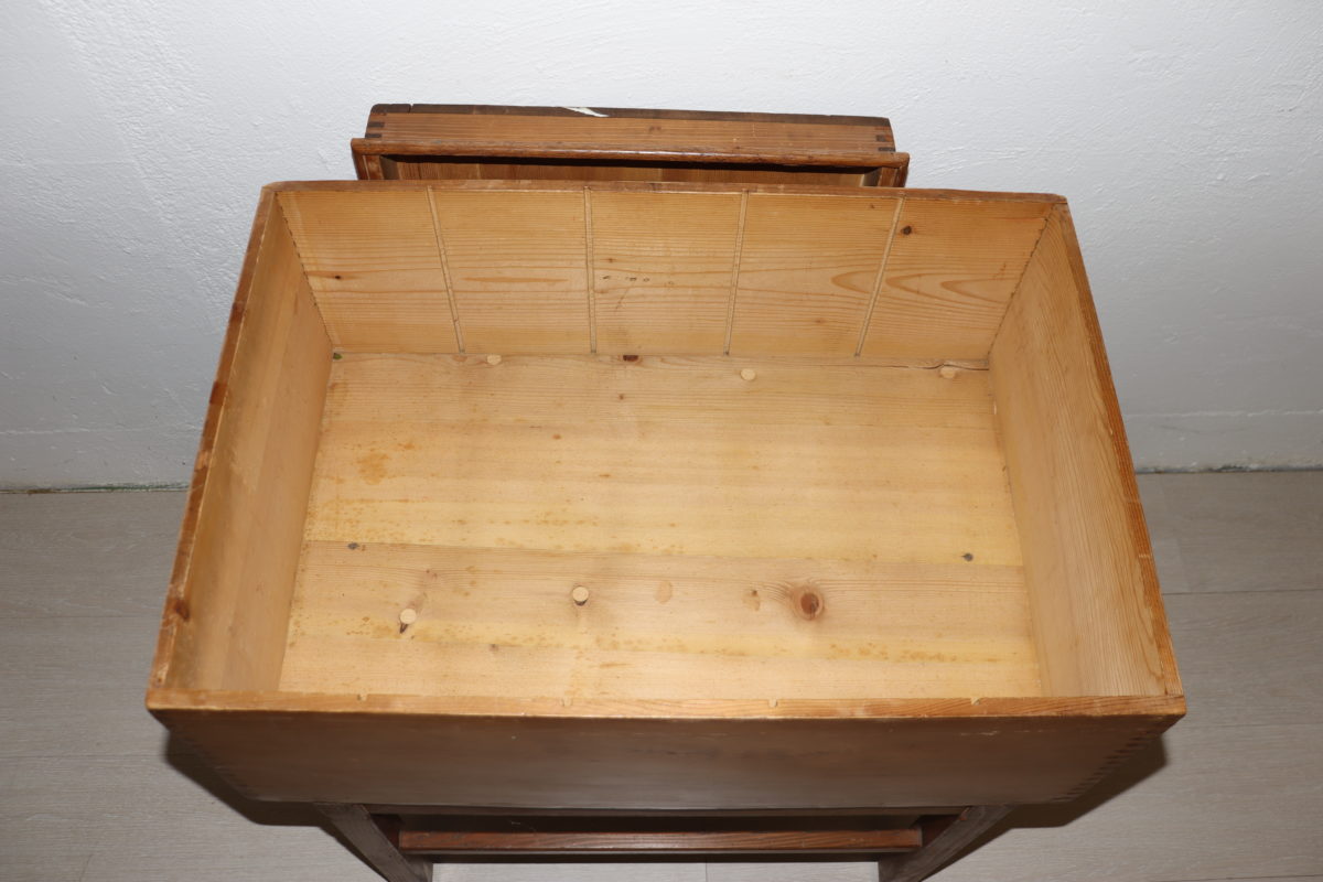 Coffre en bois sur roulettes – Image 3