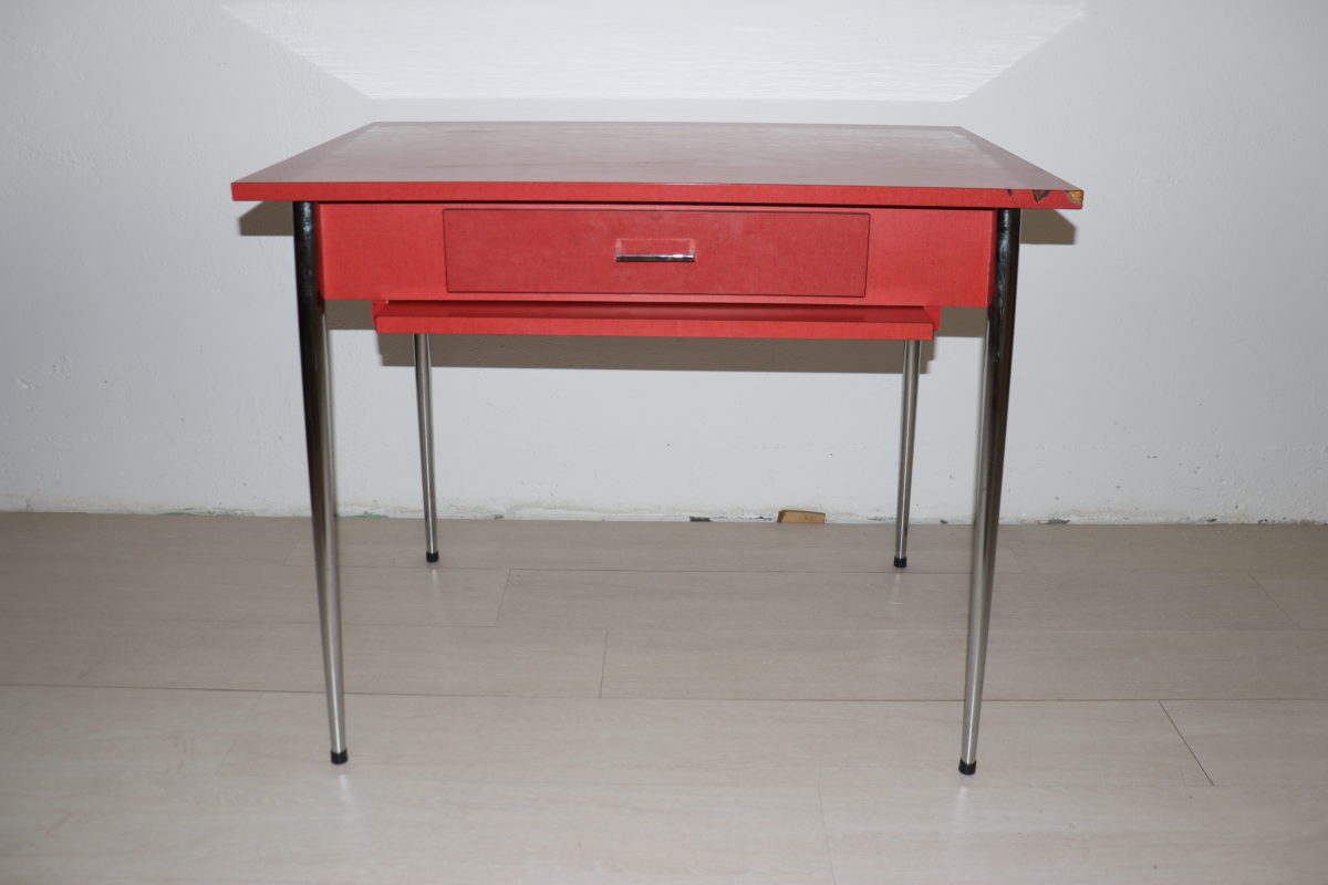Table en formica rouge – Image 1