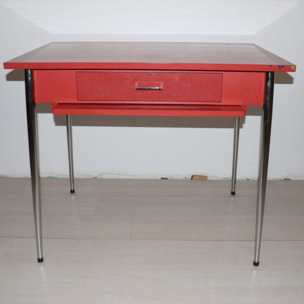 Table en formica rouge