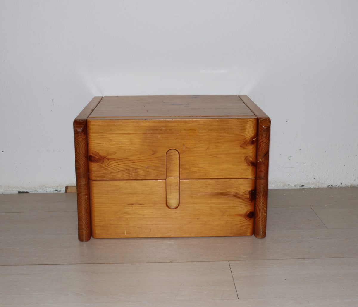 Table de nuit en pin – Image 1