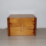 Table de nuit en pin