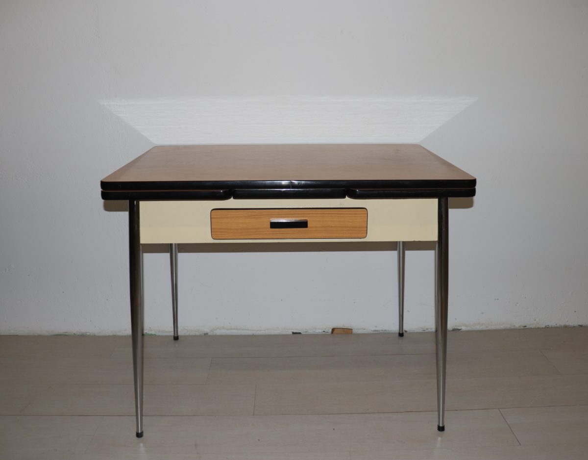 Table en formica avec 3x chaises et 3x tabourets – Image 2