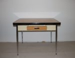 Table en formica avec 3x chaises et 3x tabourets – Image 2