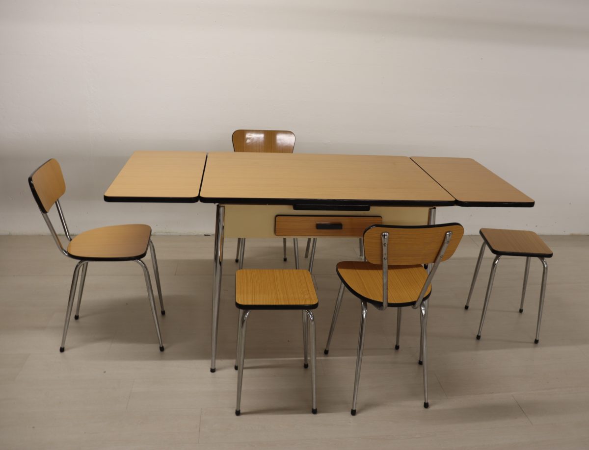 Table en formica avec 3x chaises et 3x tabourets – Image 1