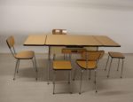 Table en formica avec 3x chaises et 3x tabourets