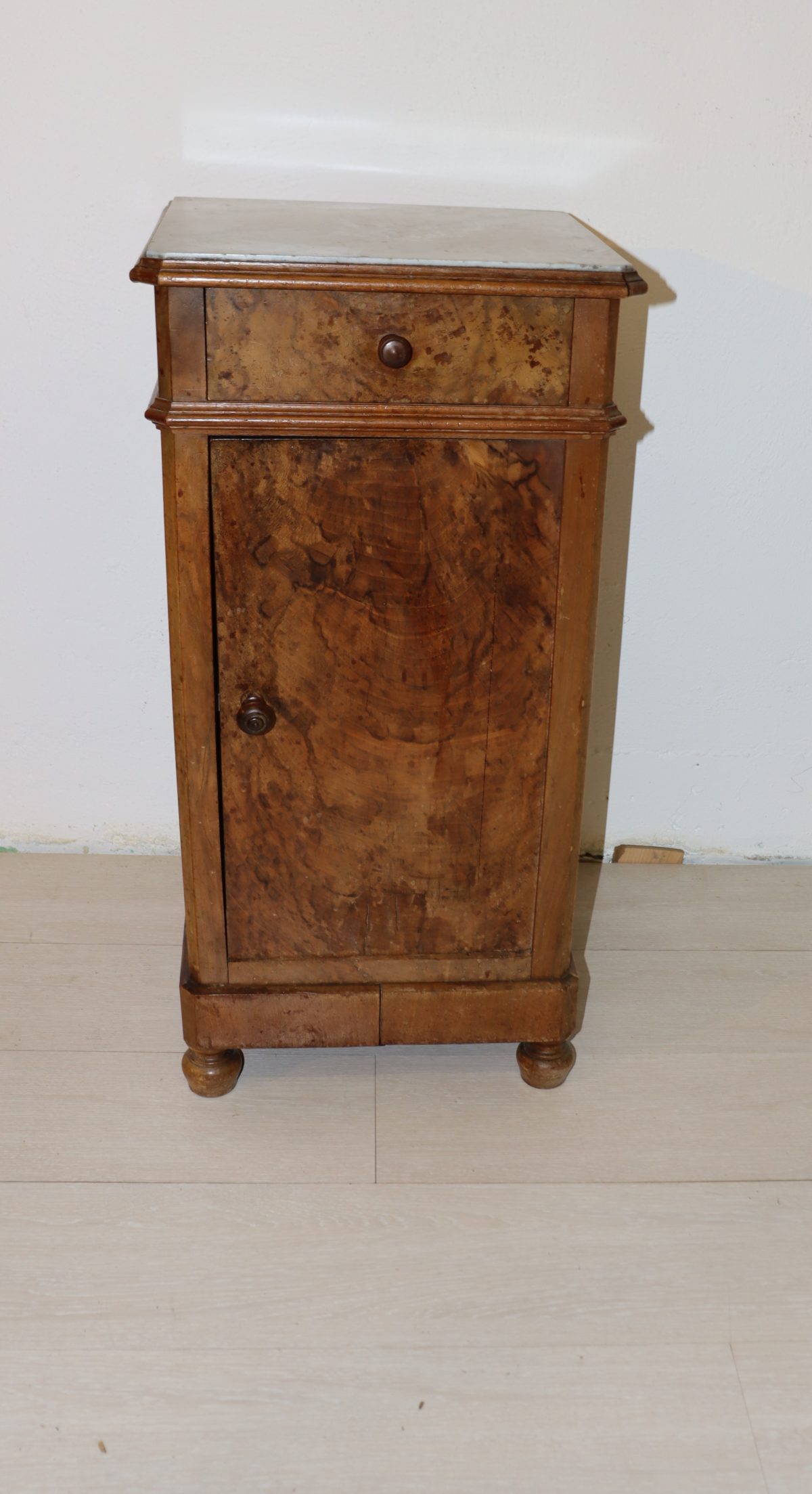 Table de nuit avec marbre – Image 1
