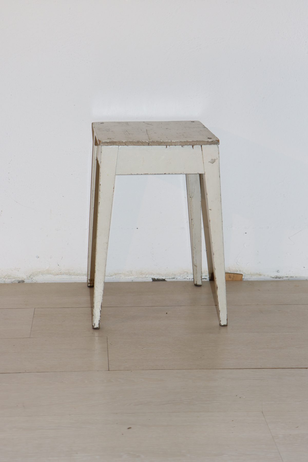 Tabouret en bois blanc – Image 1