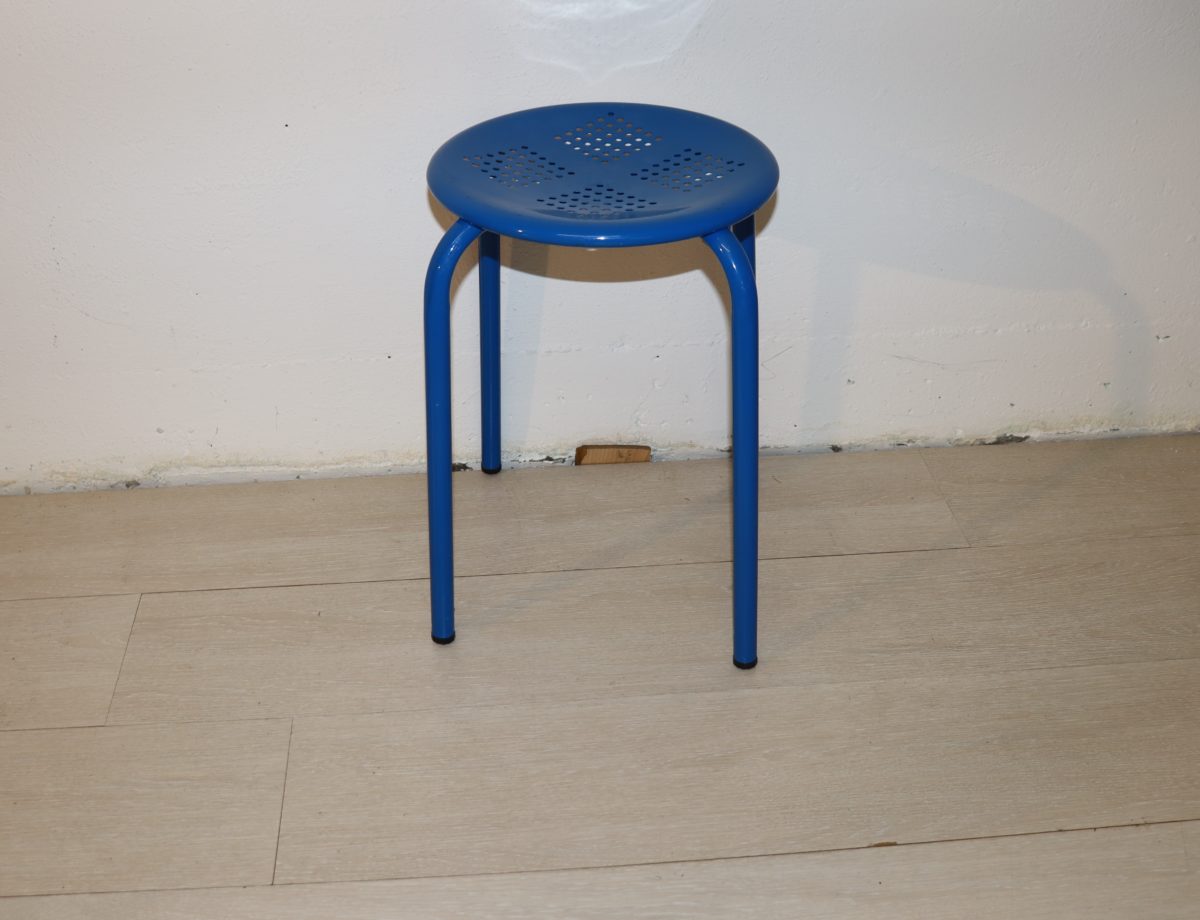 Tabouret bleu en métal – Image 1
