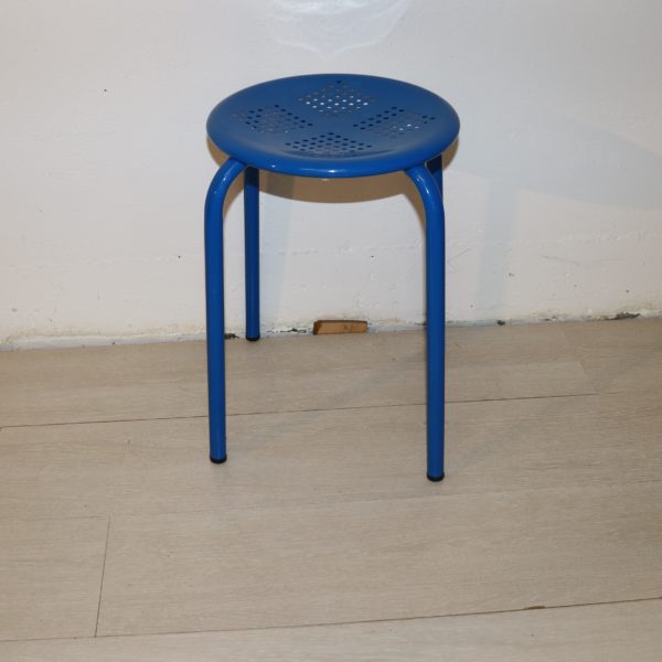Tabouret bleu en métal