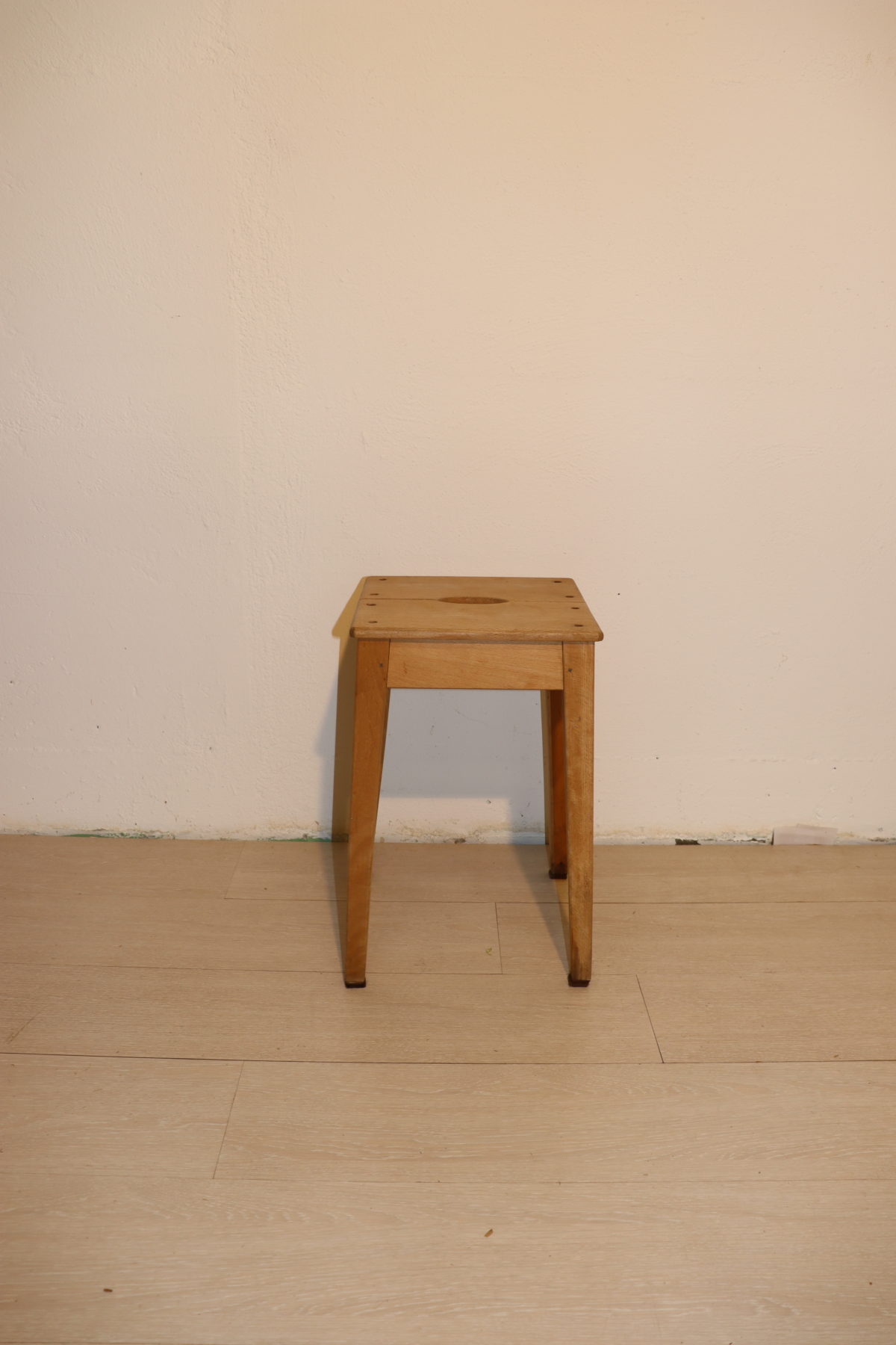 Tabouret en bois – Image 1