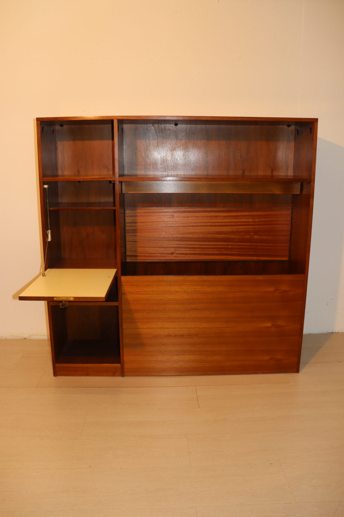 Meuble étagère avec lumière – Image 1