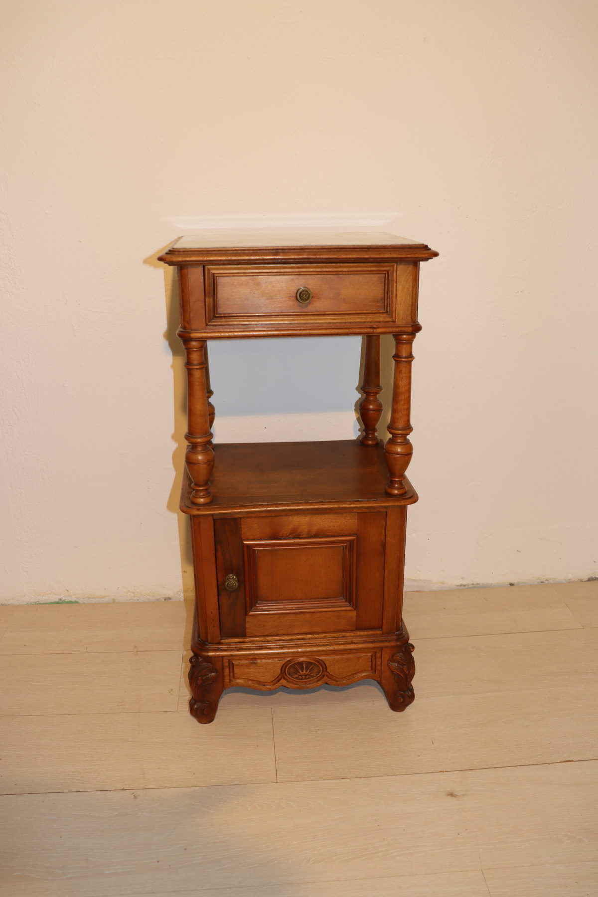 Table de nuit avec marbre – Image 1