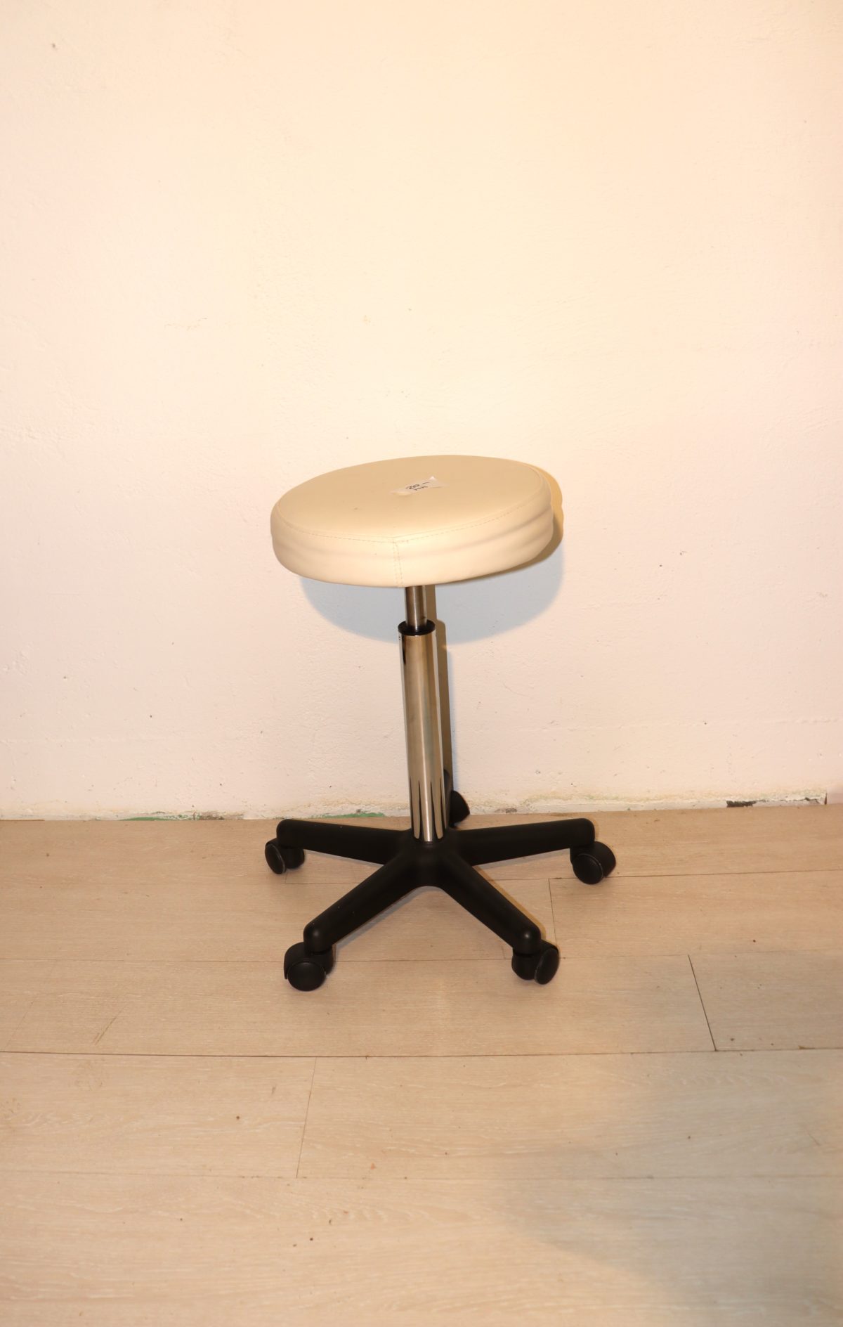 Tabouret avec roulette blanc – Image 1