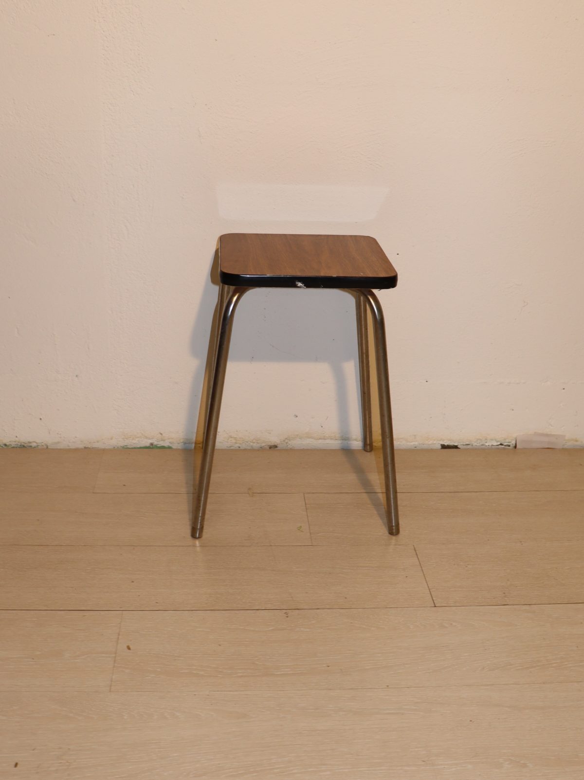 Tabouret en formica brun – Image 1