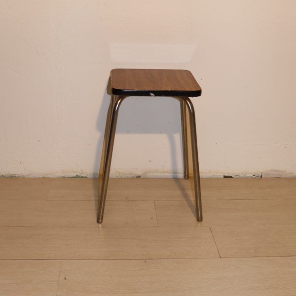 Tabouret en formica brun