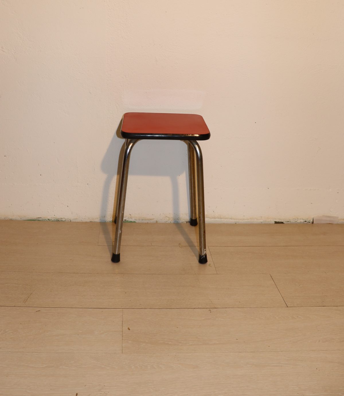 Tabouret en formica rouge – Image 1