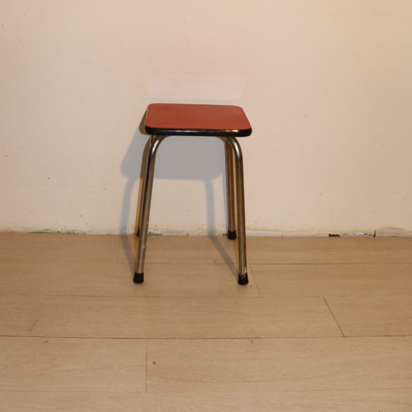 Tabouret en formica rouge