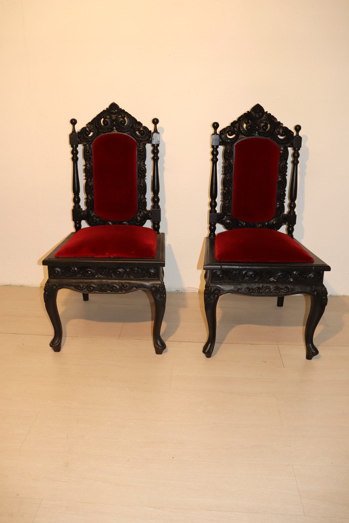 2x chaises noires et rouge – Image 1