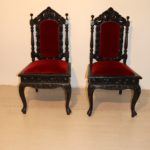 2x chaises noires et rouge
