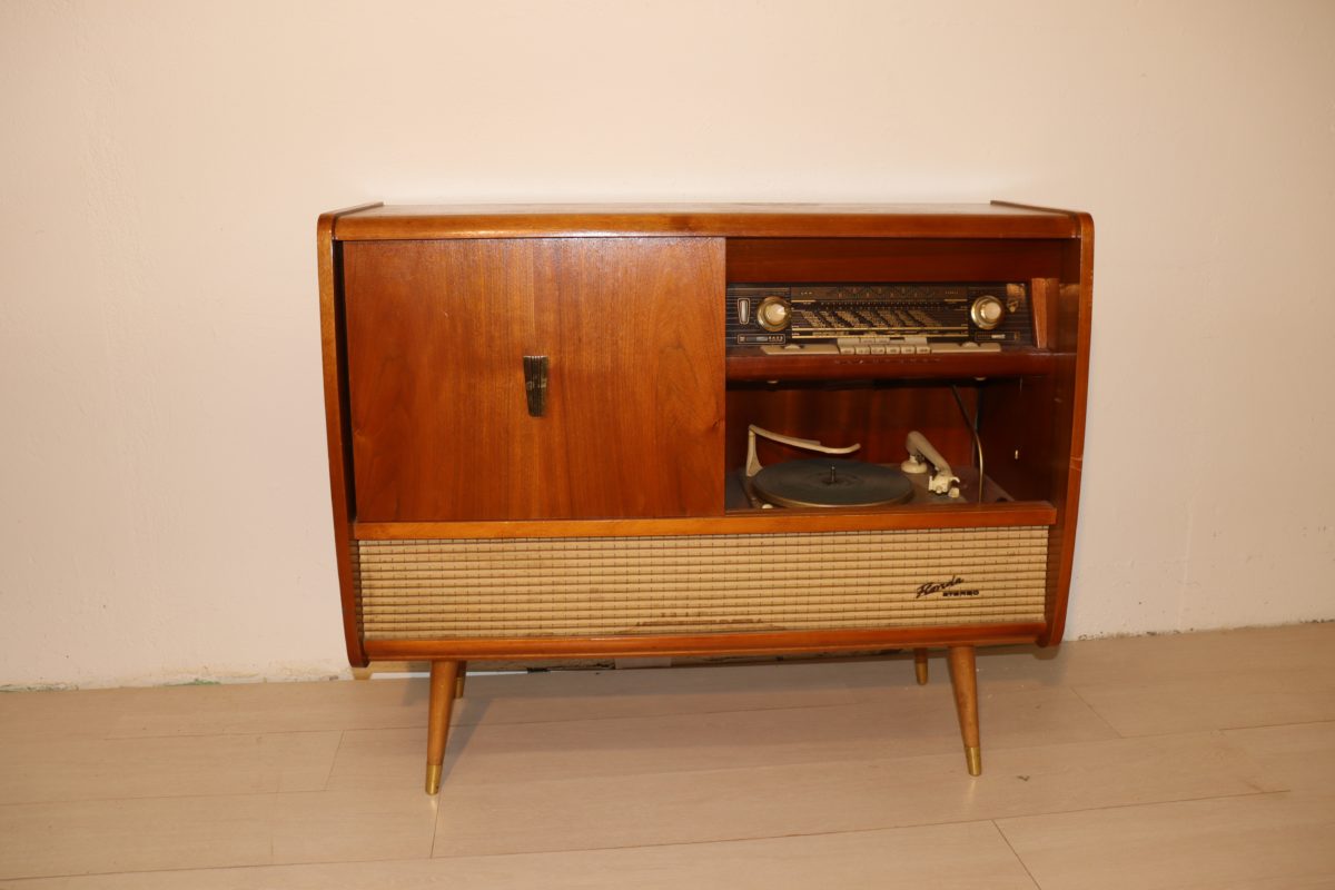 Meuble avec radio et vinyle vintage – Image 1