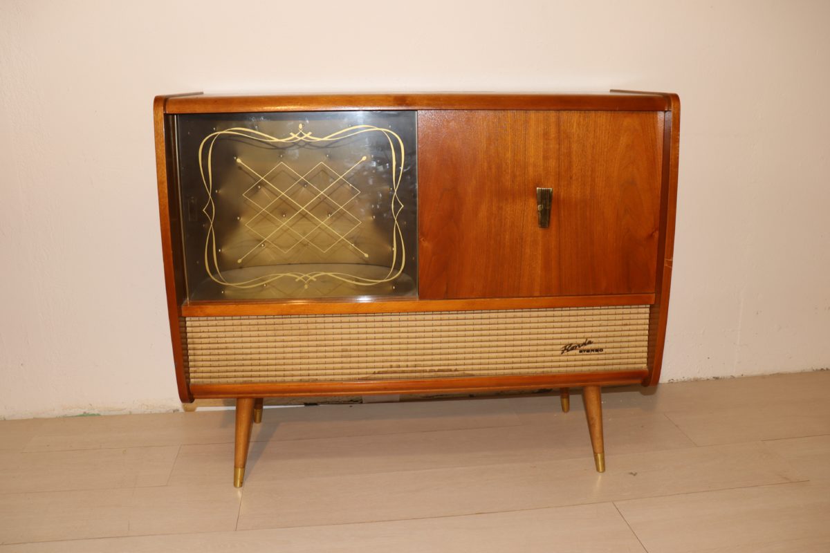 Meuble avec radio et vinyle vintage – Image 2