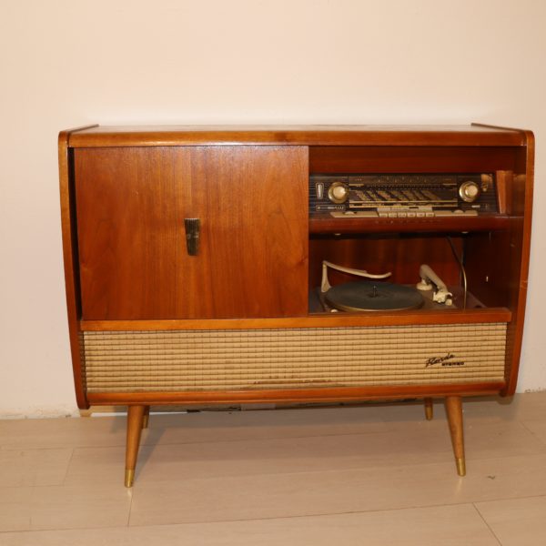 Meuble avec radio et vinyle vintage