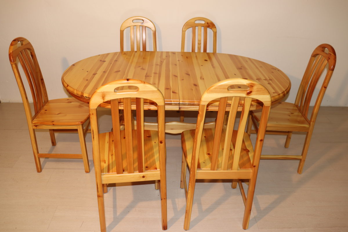 Table en pin à rallonges avec 6x chaises – Image 1