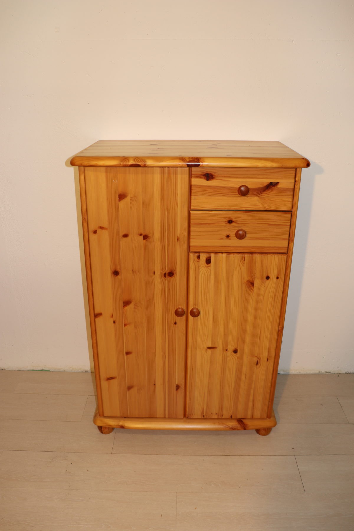 Meuble de rangement  en pin – Image 1
