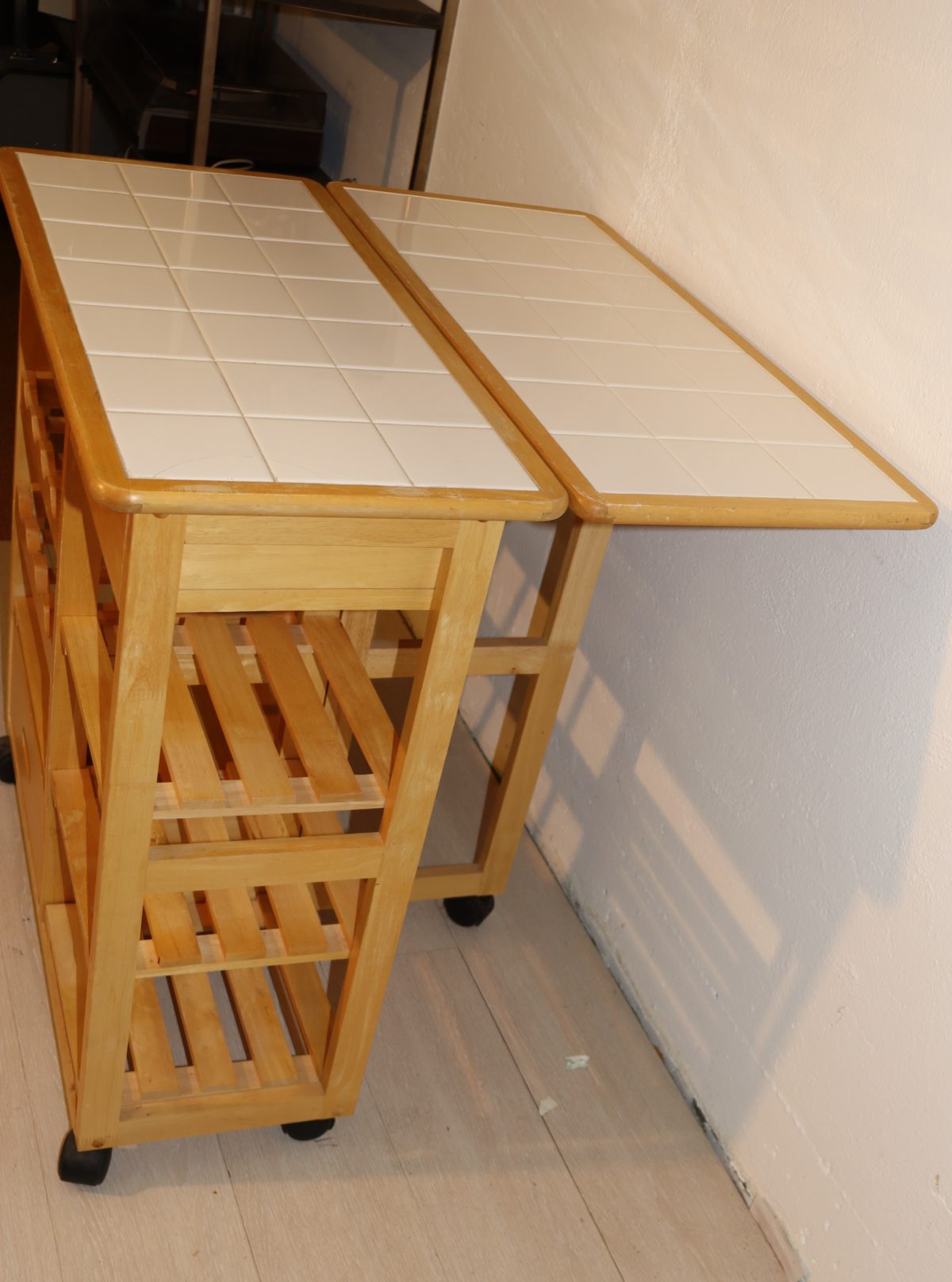 Meuble d'appoint pour la cuisine avec roulettes – Image 3