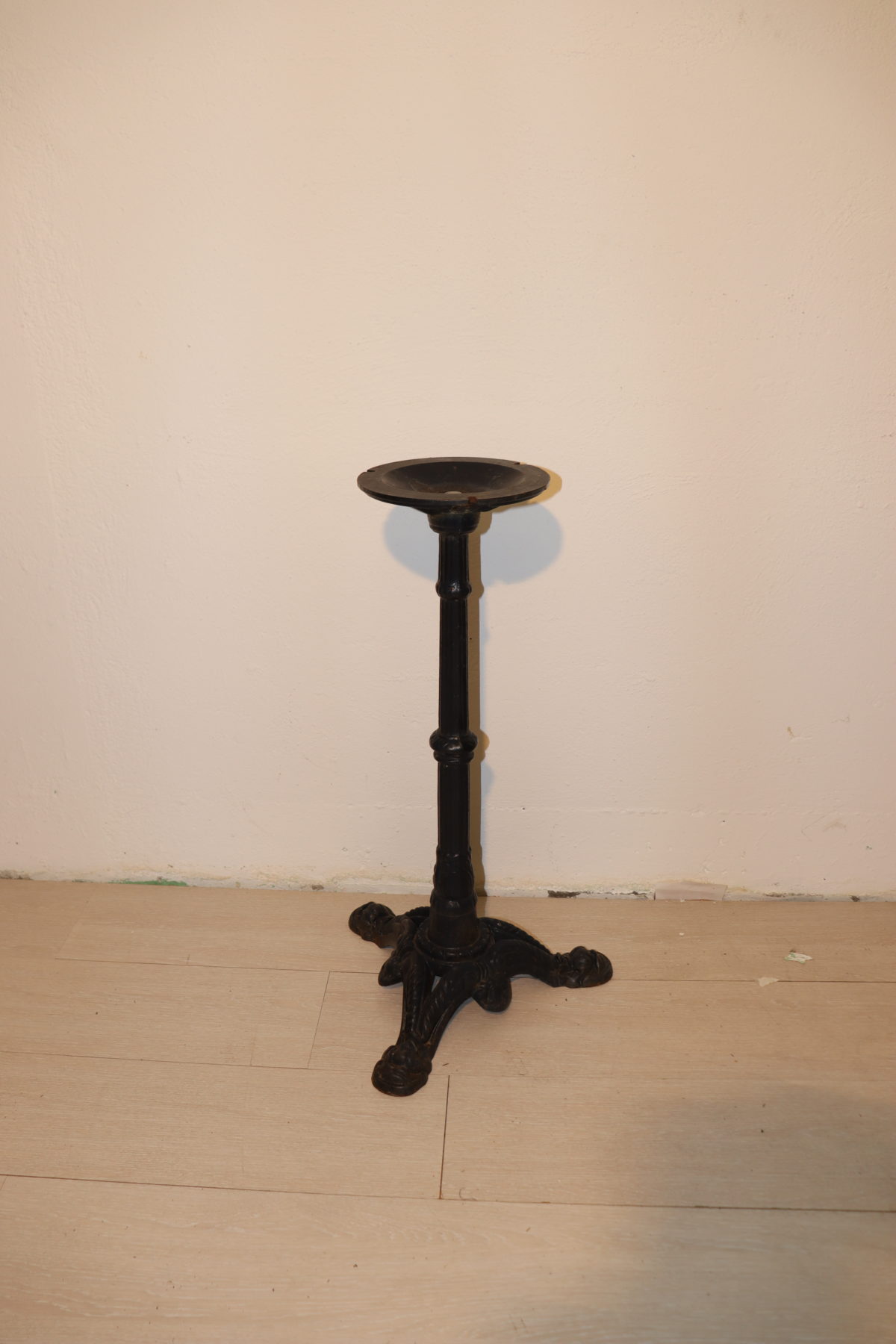Pied de table en métal – Image 1