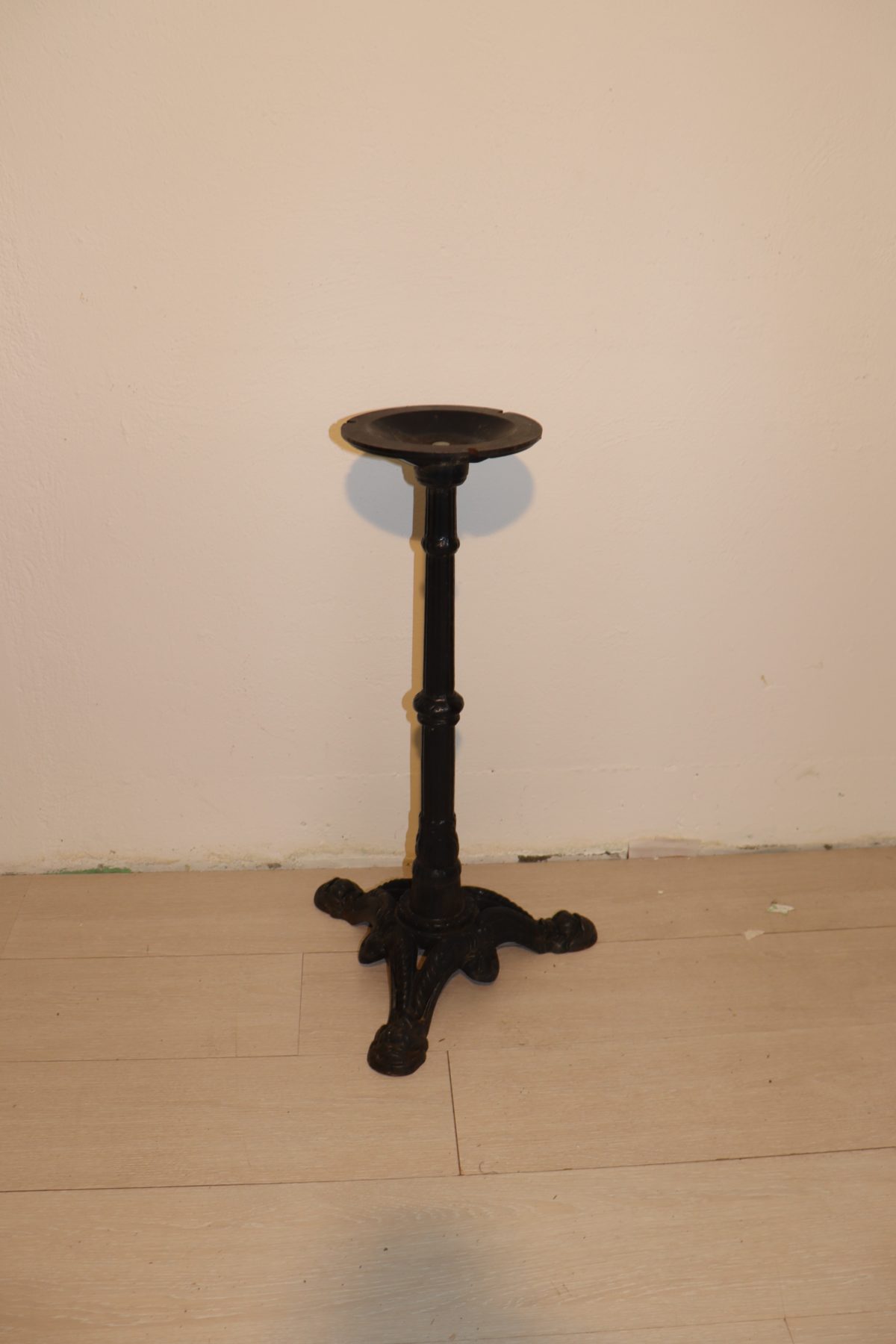 Pied de table en métal – Image 1