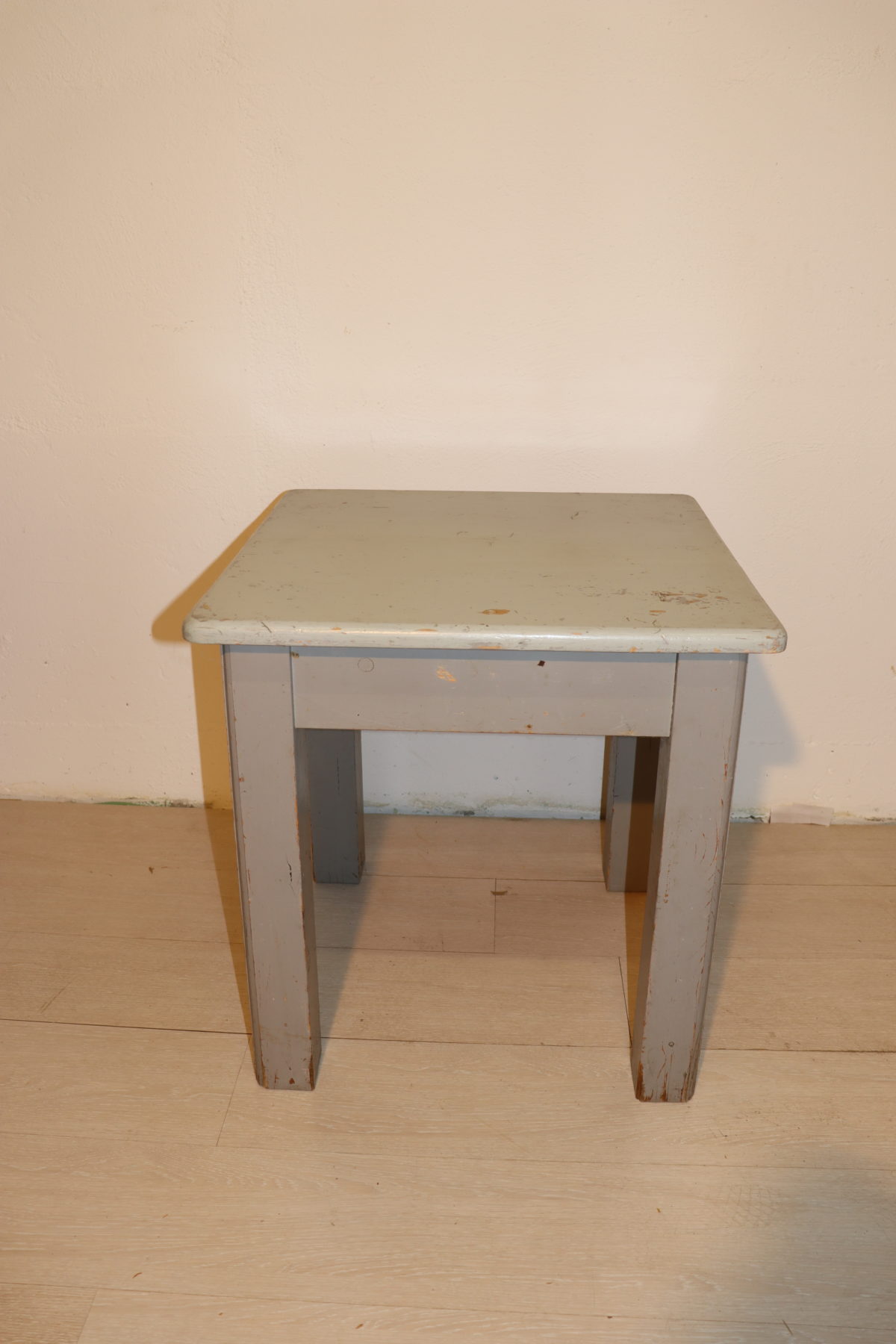 Table grise – Image 1