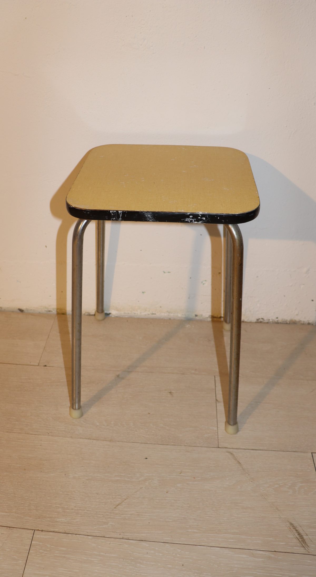 Tabouret en formica jaune – Image 1