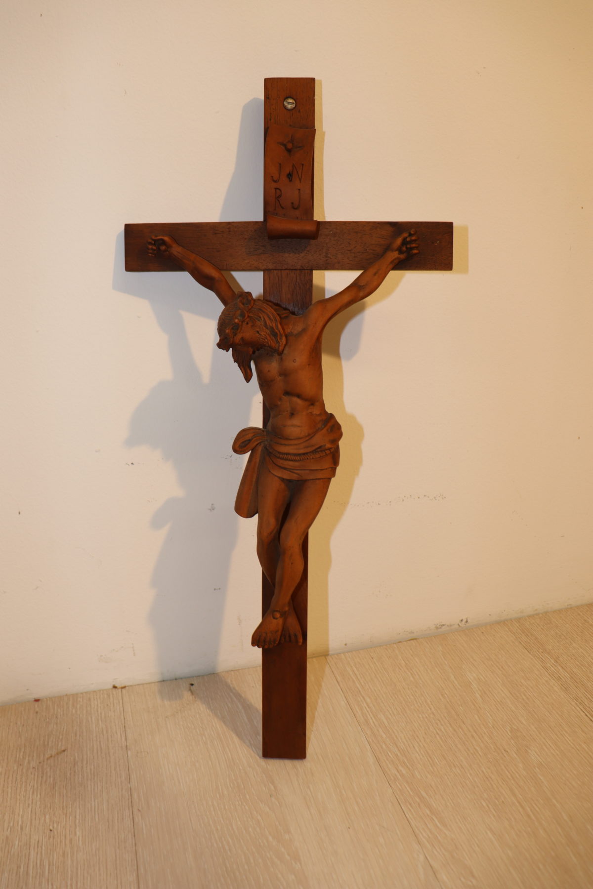 Crucifix en bois – Image 1
