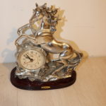 Horloge à pile / cheval en résine plaqué argent