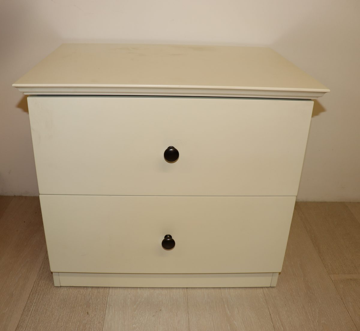 Table de nuit blanche – Image 1