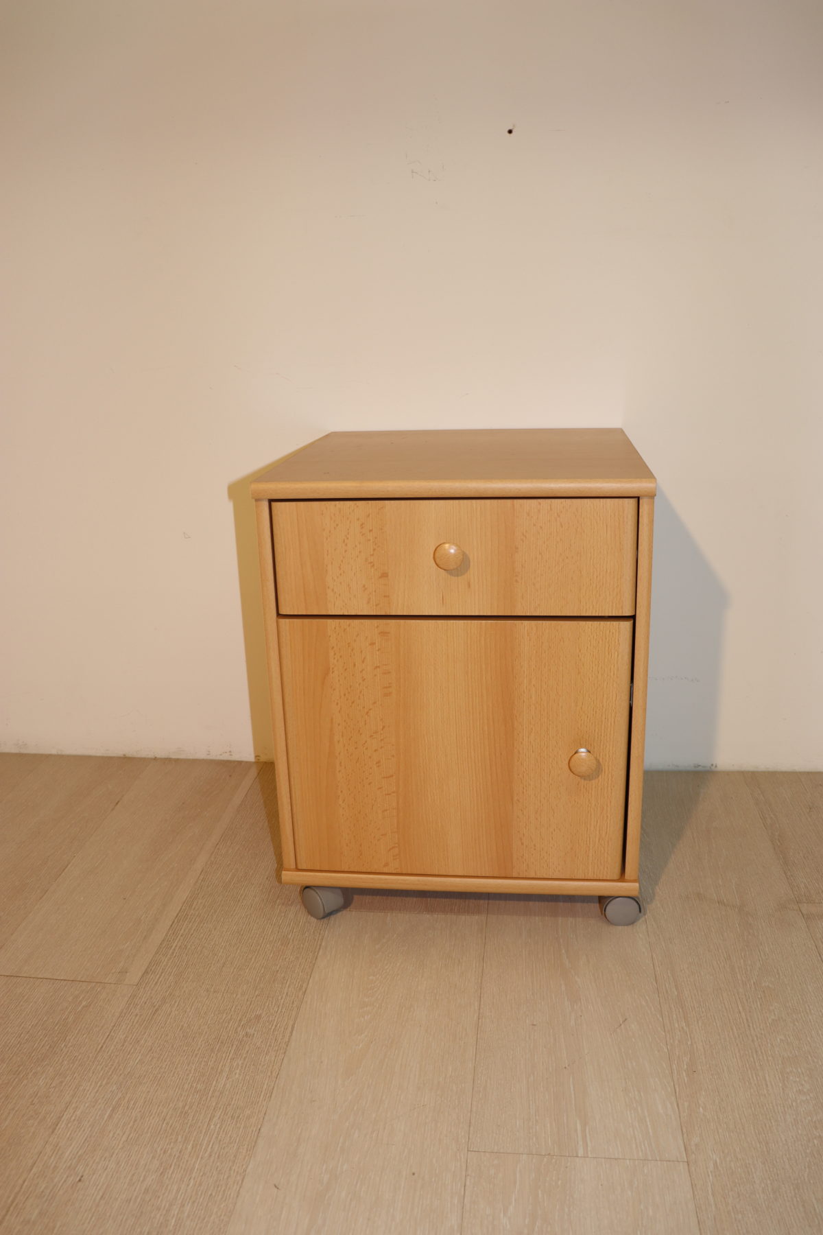 Table de nuit à roulettes – Image 1