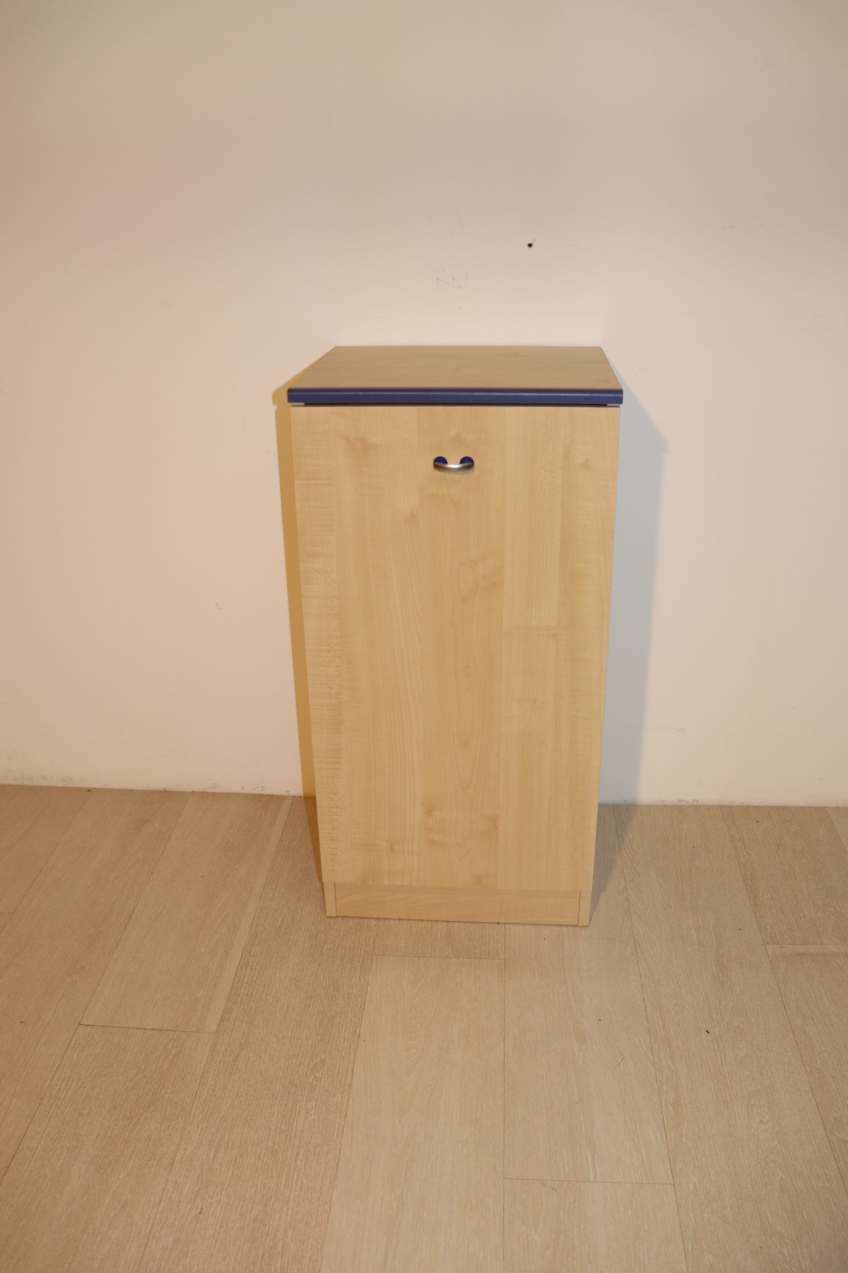 Meuble pour corbeille à papier – Image 1