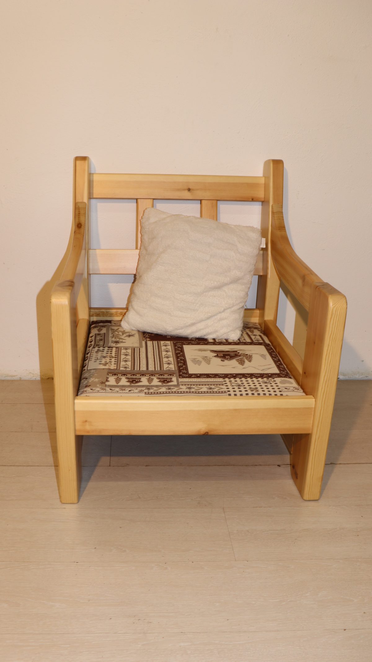 Fauteuil en bois – Image 1