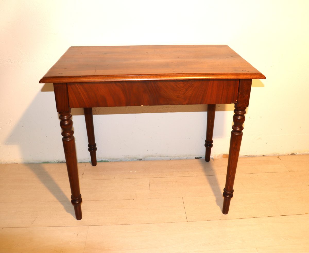 Table en bois avec tiroirs – Image 1