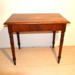 Table en bois avec tiroirs